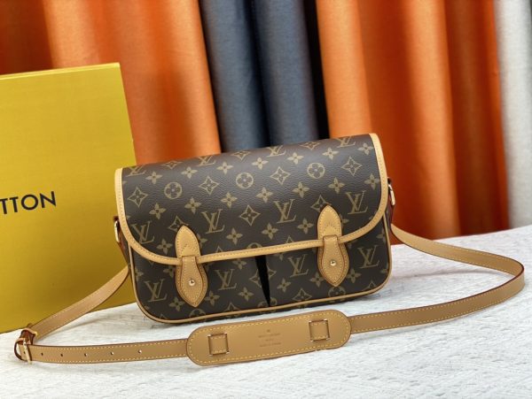 Gibeciere MM Shoulder Bag