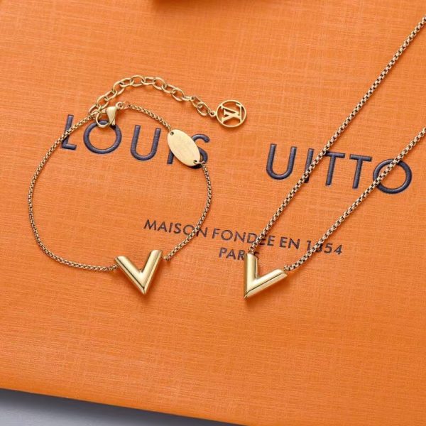 Essential V Supple Necklace Bracelet Set