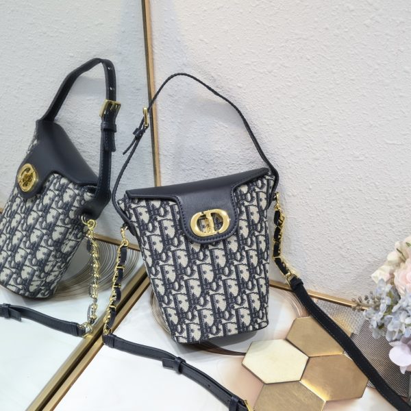 30 MONTAIGNE AMBER MINI BUCKET BAG