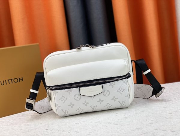 Outdoor Messenger white