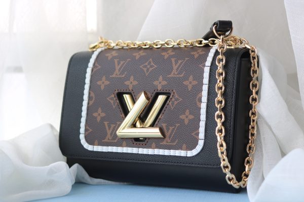 Monogram Twist MM gold