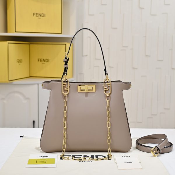 Peekaboo Soft Medium with Chain beige