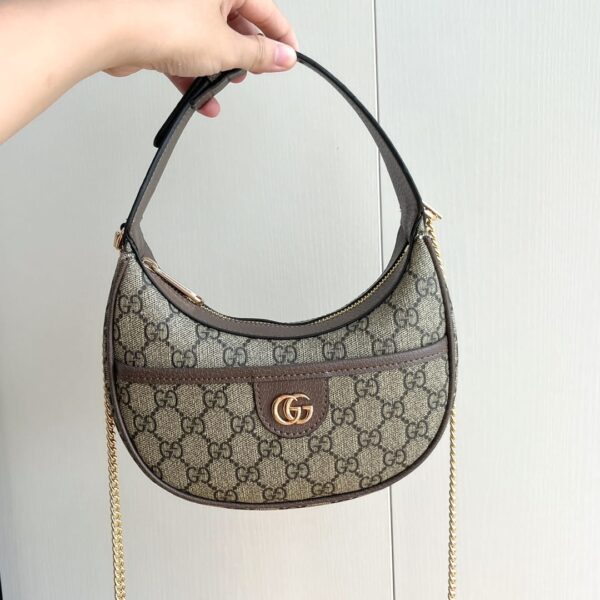 Half-moon-shaped mini bag (16)