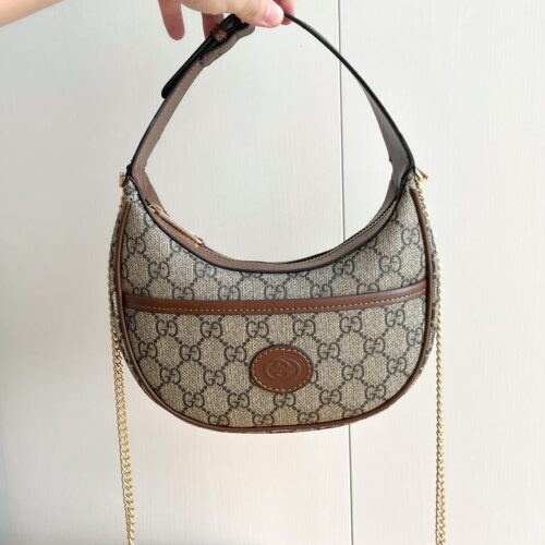 Half-moon-shaped mini bag (32)